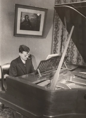 Д.Д. Шостакович за работой. Ленинград, сентябрь 1941