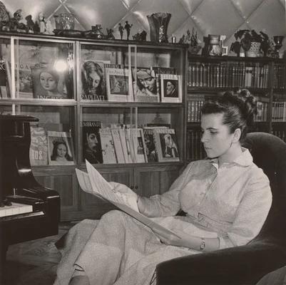 Галина Вишневская в своём кабинете. Фотограф Д. Шоломович. Москва, 1959