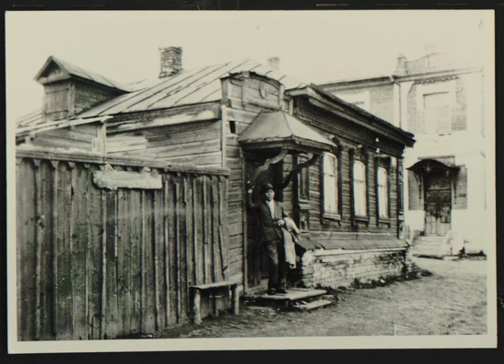 А.Г. Новиков на крыльце родного дома. Скопин, 1946