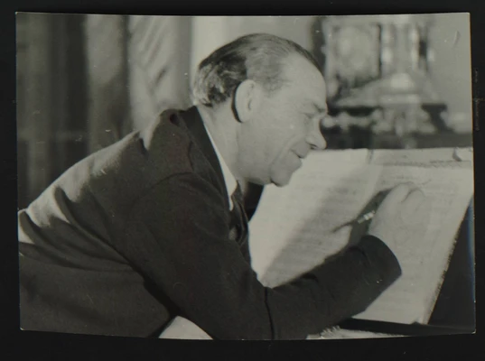 А.Г. Новиков за роялем во время работы над сюитой «Котовский». [Москва, 1940]
