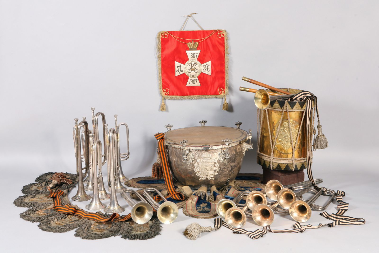 Коллекция военных исторических духовых и ударных музыкальных инструментов